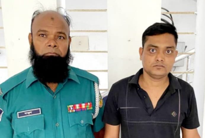 গাজীপুরে পুলিশের পরিচয় দেয়া প্রতারক আটক