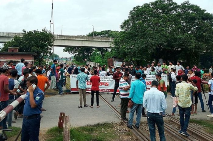 রবীন্দ্র বিশ্ববিদ্যালয়ের স্থায়ী ক্যাম্পাসের দাবিতে শিক্ষার্থীদের রেললাইন অবরোধ