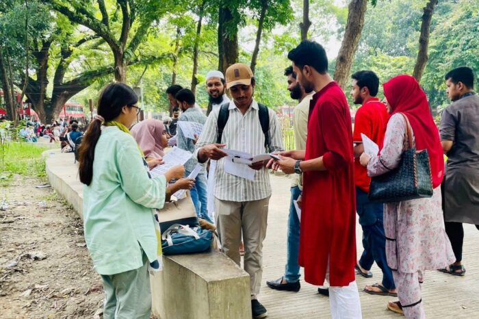 ডাকসু নির্বাচনের প্রচারে ব্যস্ত প্রার্থীরা, প্রতিশ্রুতিতে সমর্থন পাবার চেষ্টা