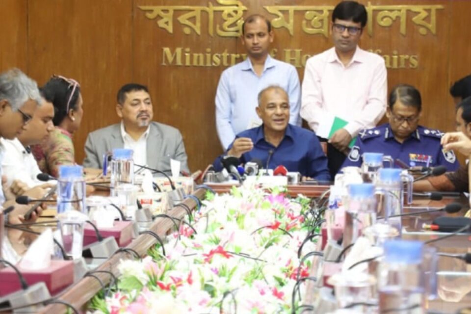 জুলাই অভ্যুত্থানের সময় লুট হওয়া অস্ত্র সম্পর্কে তথ্য দিলে মিলবে পুরস্কার: স্বরাষ্ট্র উপদেষ্টা