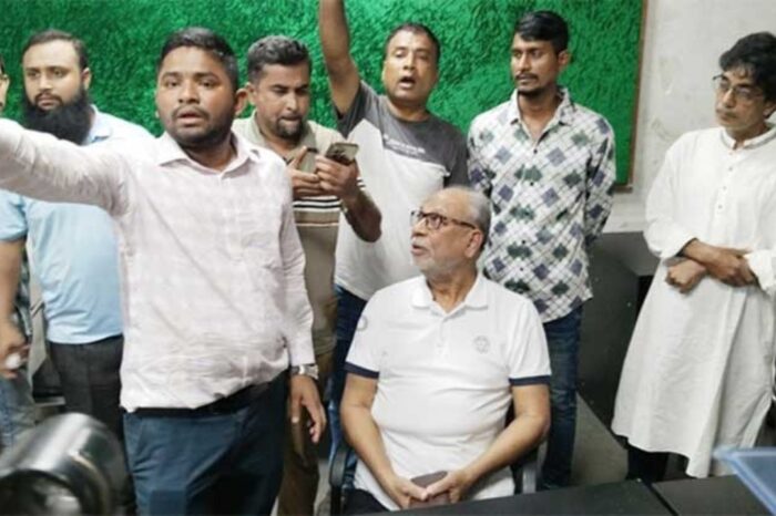 লতিফ সিদ্দিকী, অধ্যাপক কার্জন ও সাংবাদিক পান্নাসহ ১৫ জনকে পুলিশে দিলো জুলাই যোদ্ধা পরিচয় দেয়া ব্যক্তিরা