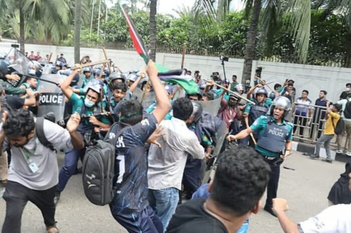 শাহবাগে প্রকৌশল শিক্ষার্থীদের সাথে পুলিশের সংঘর্ষে আহত ১০