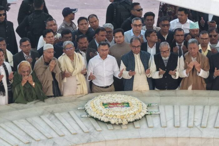 ১৭ বছর পর বাবার কবর জিয়ারত করলেন তারেক রহমান