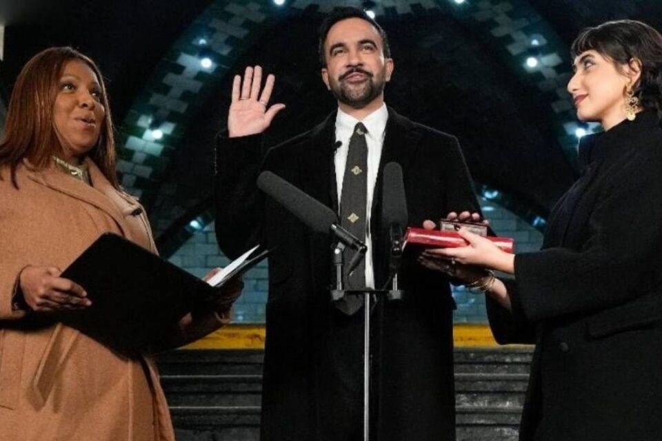 কুরআনে হাত রেখে শপথ পাঠ করে ইতিহাস গড়লেন মেয়র মামদানি