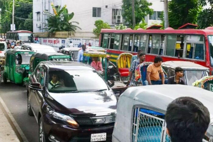 রাজধানীতে শিক্ষার্থীদের সড়ক অবরোধে দিনভর মানুষের ভোগান্তি