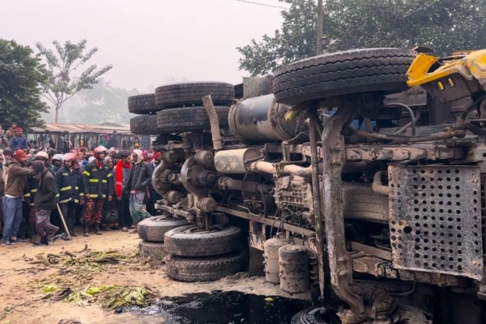 রাজশাহীতে ট্রাক উল্টে চারজনের মৃত্যু