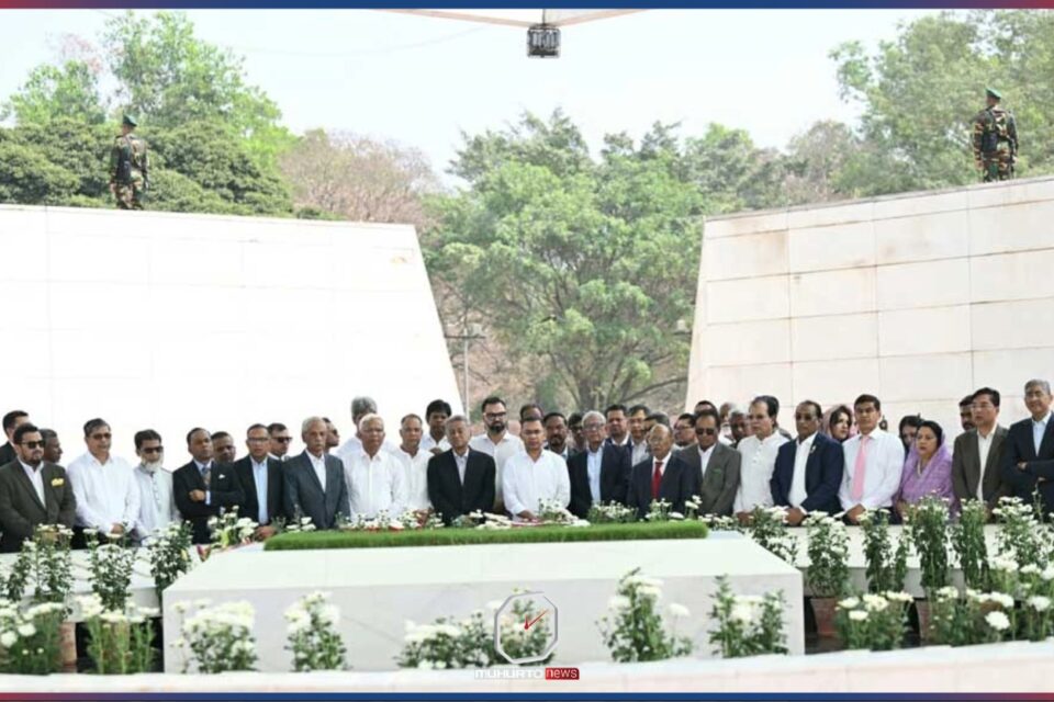 শহীদ মিনার, সাবেক প্রেসিডেন্ট এবং সাবেক প্রধানমন্ত্রীর সমাধিতে প্রধানমন্ত্রীর শ্রদ্ধা