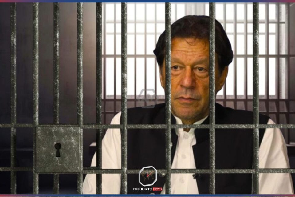 ডান চোখে ঠিকভাবে দেখতে পান না ইমরান খান