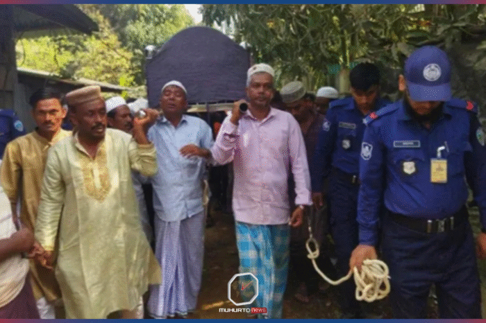 হাতকড়া পরা অবস্থায় মায়ের জানাজায় দুই আওয়ামী লীগ নেতা
