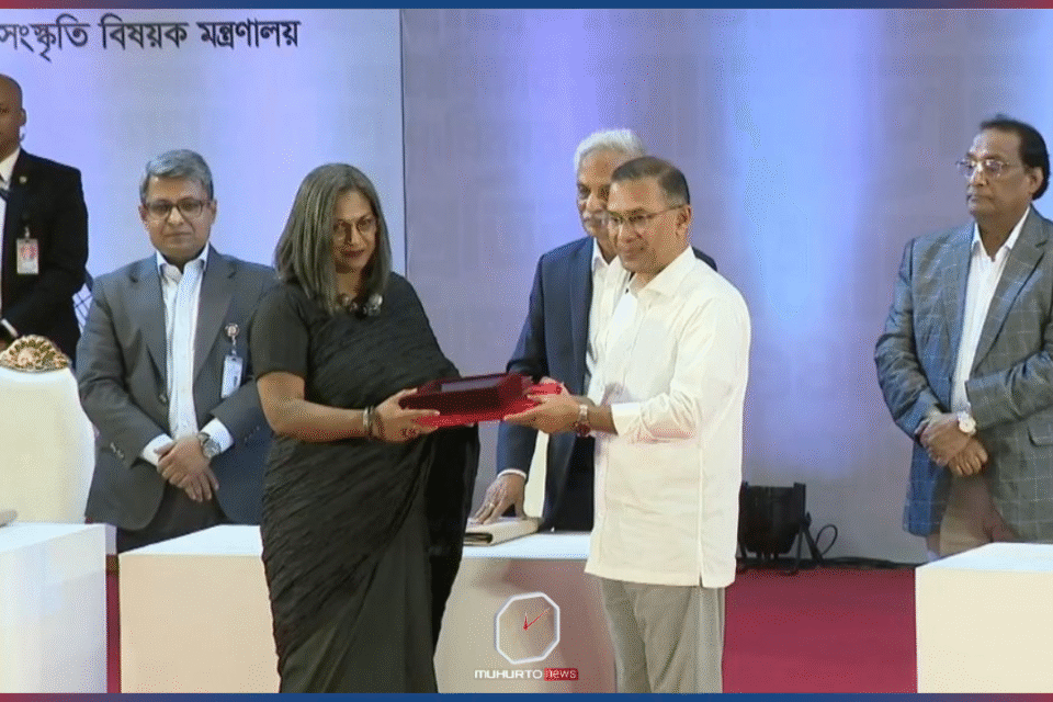 একুশে পদক প্রদান করলেন প্রধানমন্ত্রী