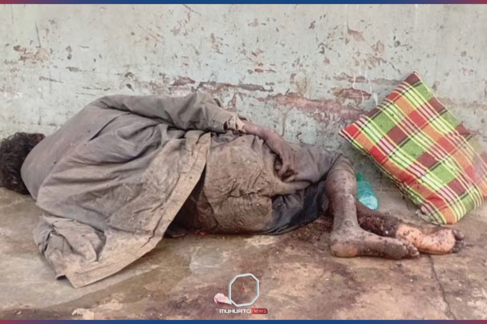 ঢামেক হাসপাতালের গেটে বিনা চিকিৎসায় পড়ে আছে জীবন্ত লাশ